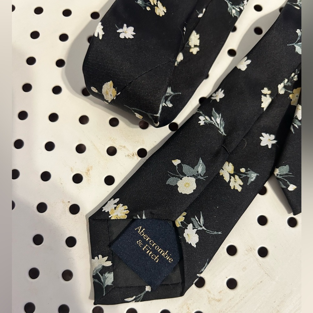 Abercrombie & Fitch tie